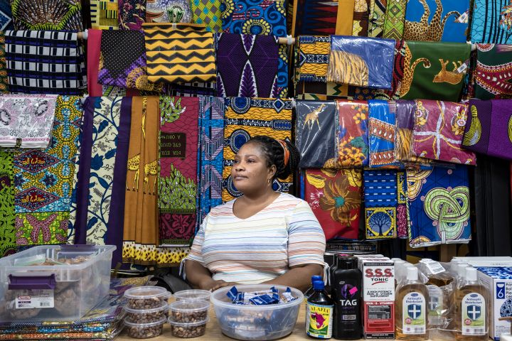 Dora in ihrem Kaneshie Supermarket