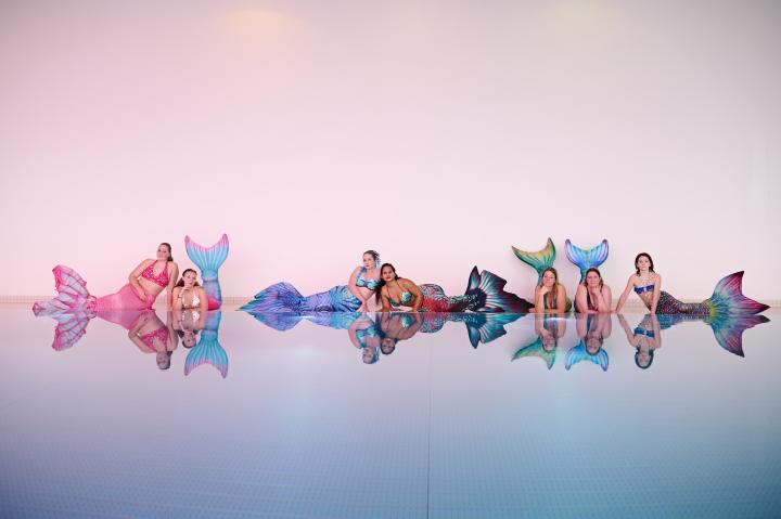 die Westschweizer Mermaiding-Gruppe am Poolrand