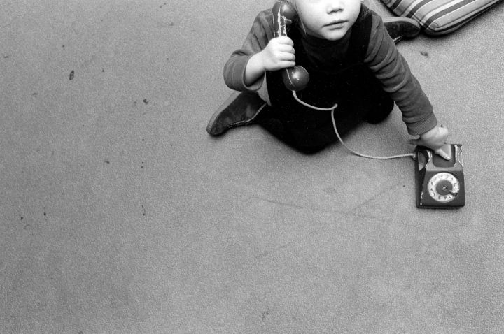 ein Kind spielt mit einem Spielzeug-Telefon