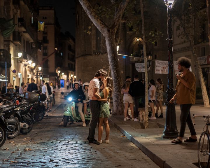 ein Paar küsst sich auf der Passeig del Born in Barcelona