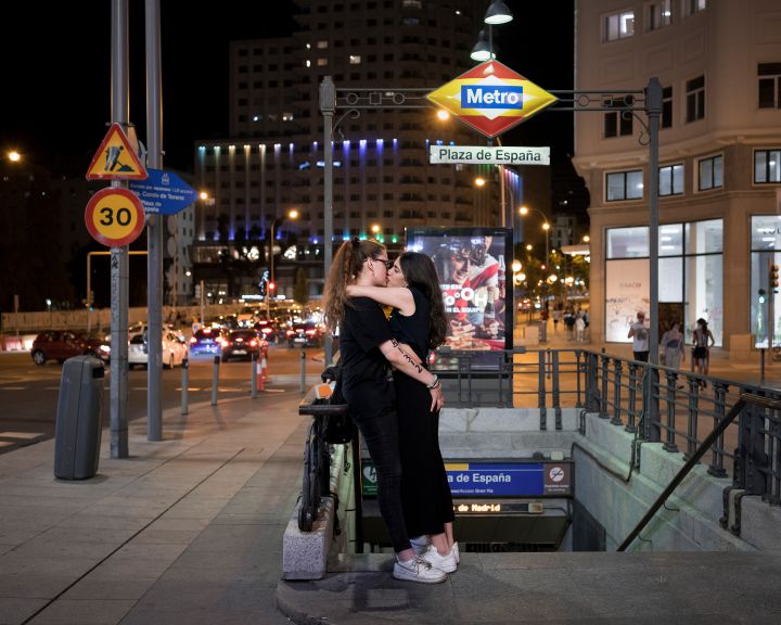 zwei Frauen küssen sich auf der Plaza de España in Madrid