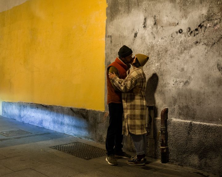 ein Paar küsst sich in Madrid
