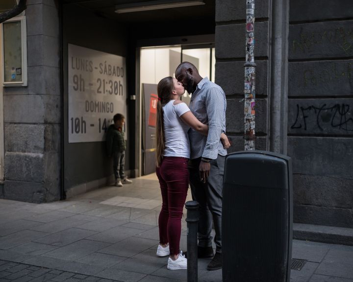 eine Frau und ein Mann küssen sich im Stadtviertel Malasaña in Madrid