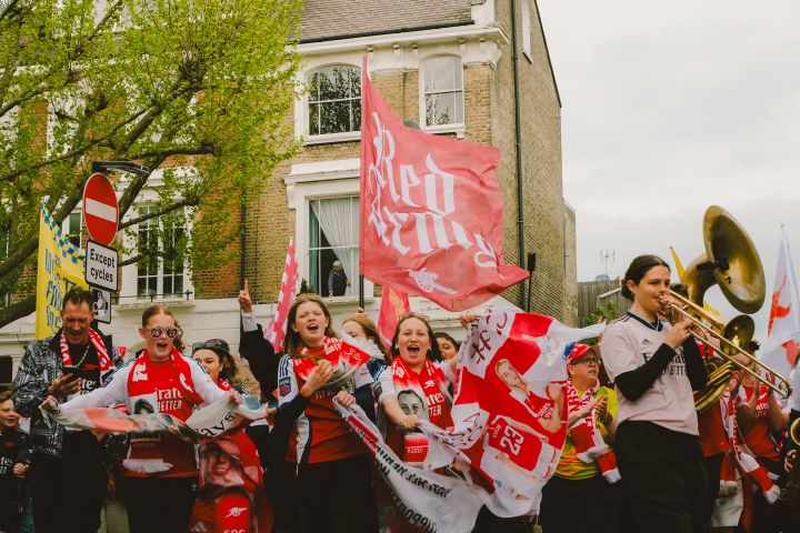 Fanmarsch des Arsenal Women’s Supporters Club am 19. April 2025