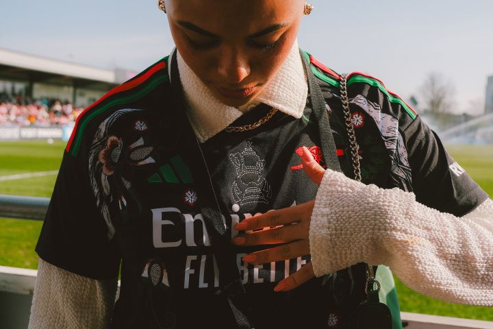 Journalistin Ryhanna Parara trägt ein besticktes Fussballjersey