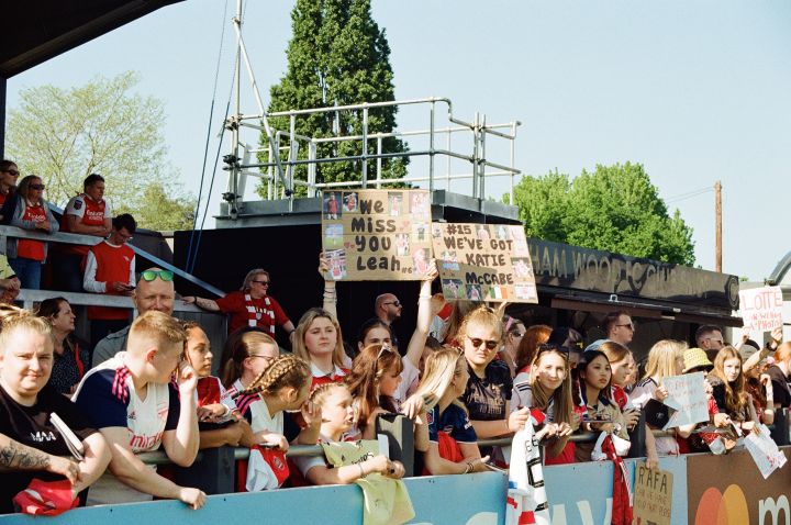 Fans des Arsenal Women Football Club mit Plakaten