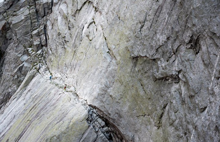eine Seilschaft traversiert den Fuss der Nordostwand des Pizzo Badile
