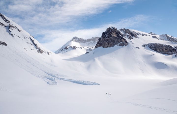eine Skitourengruppe zwischen Geltenhorn und Wildhorn beim Grand Gouilles, westliche Berner Alpen