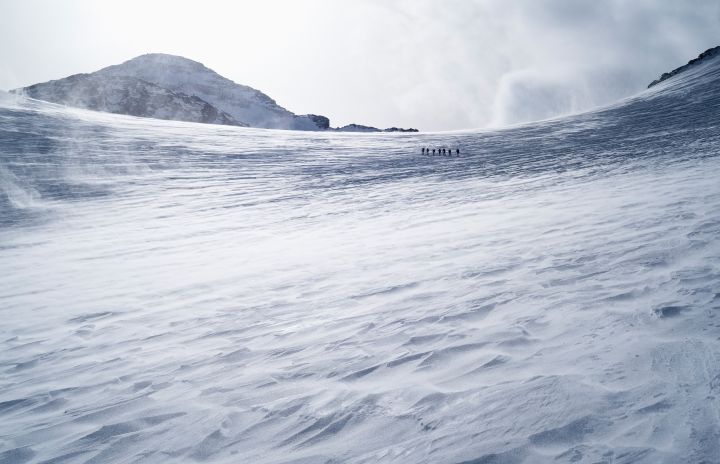 eine Skitourengruppe unterwegs bei Föhnsturm auf die Krönten in den Urner Alpen