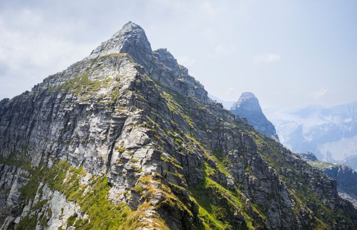 zwei Berggängerinnen sind auf der Via Alta unterwegs