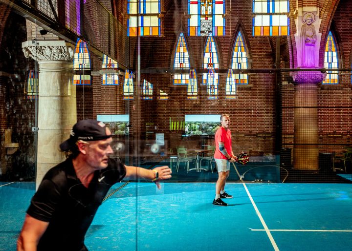 zwei Männer beim Padel spielen in der ehemaligen St.-Josefs-Kirche in Arnheim