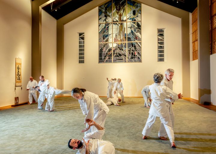 Aikido-Kämpfer:innen beim Training in der Dreifaltigkeitskirche in Köln