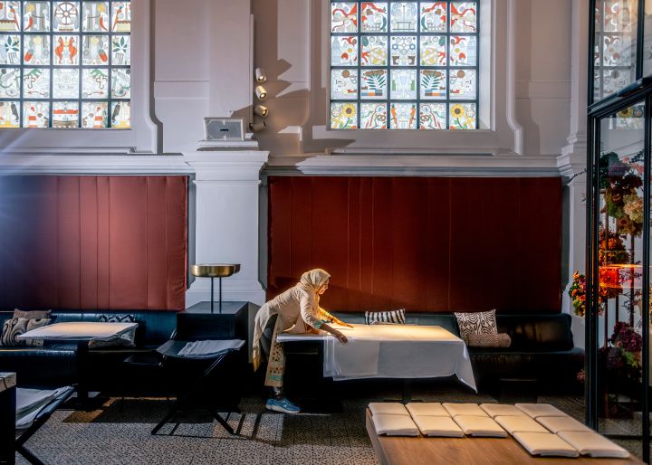 eine Frau bereitet einen Tisch für ein Abendessen im Restaurant «The Jane» vor, welches sich in der ehemaligen Kapelle des Antwerpener Militärspitals befand