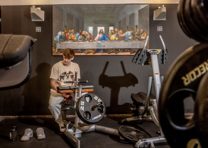 ein Mann an einem Fitness-Gerät im «The Church» in der ehemaligen Kirche St. Konrad im Walde