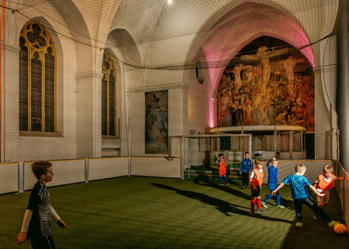 Kinder spielen Fussball im ehemaligen Kollegiatstift