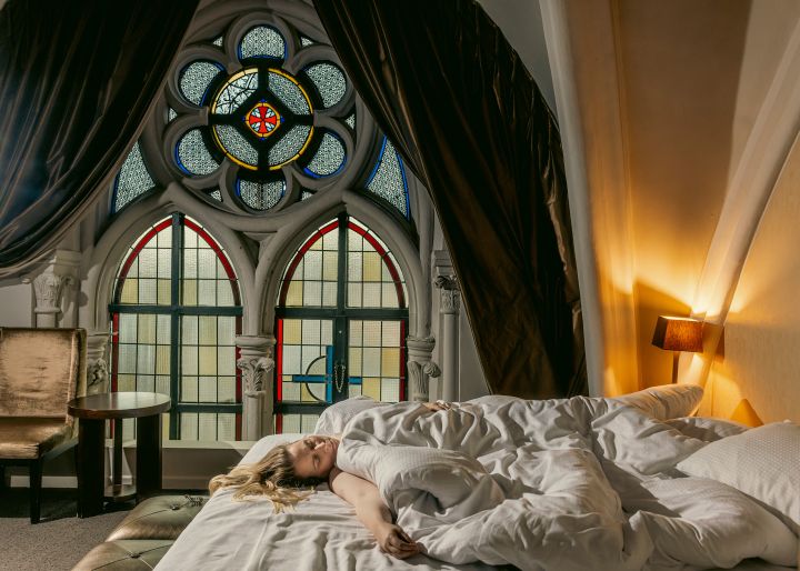 Eine Frau schläft in einem Bett