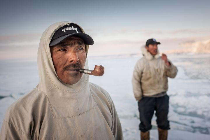 Gedion Kristiansen und Nils Mingue warten an der Eiskante darauf, dass ein Narwal auftaucht