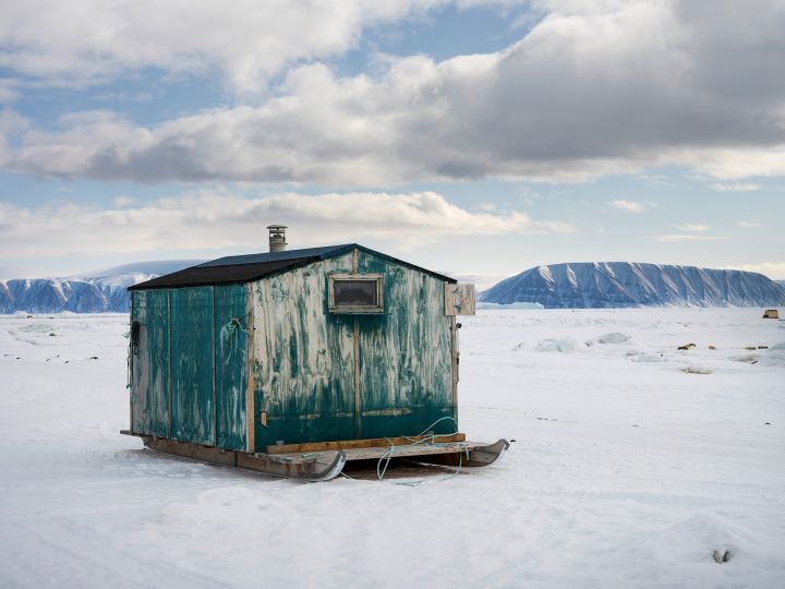 mobile Fischerhütte auf dem Eis