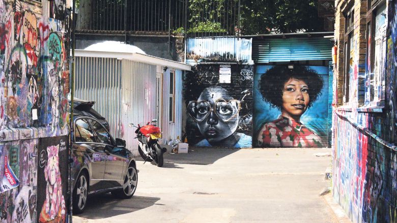 Hinterhof mit Graffiti in London