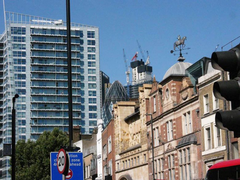 alte Häuser und neue Hochhäuser im Whitechapel-Quartier am Rand der City