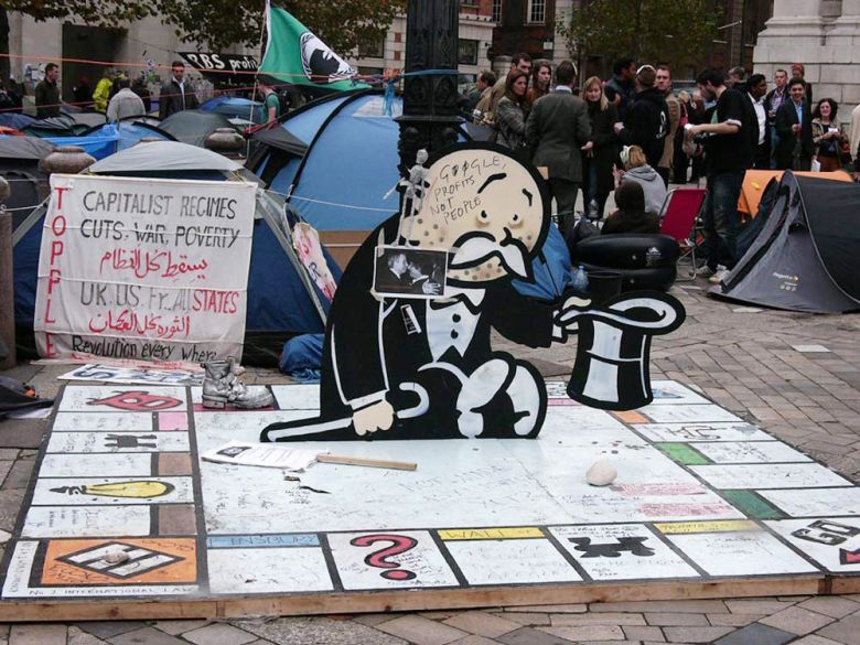 übergrosses Monopoly-Spiel bei einer Platzbesetzung während Occupy London