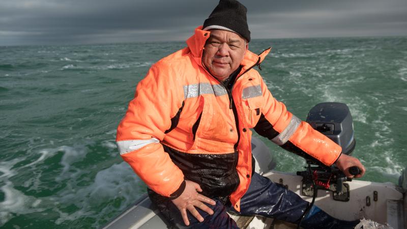 Biologe Ablatdin Musajew im Boot unterwegs auf dem Aralsee