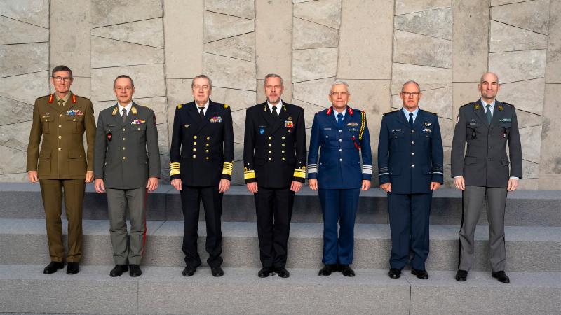 Armeechef Thomas Süssli mit Rob Bauer und Vertretern der Armeen verschiedener Nato-Partnerstaaten