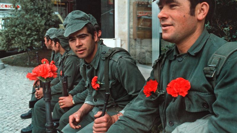 Soldaten bei der Nelkenrevolution in Lissabon am 25. April 1974