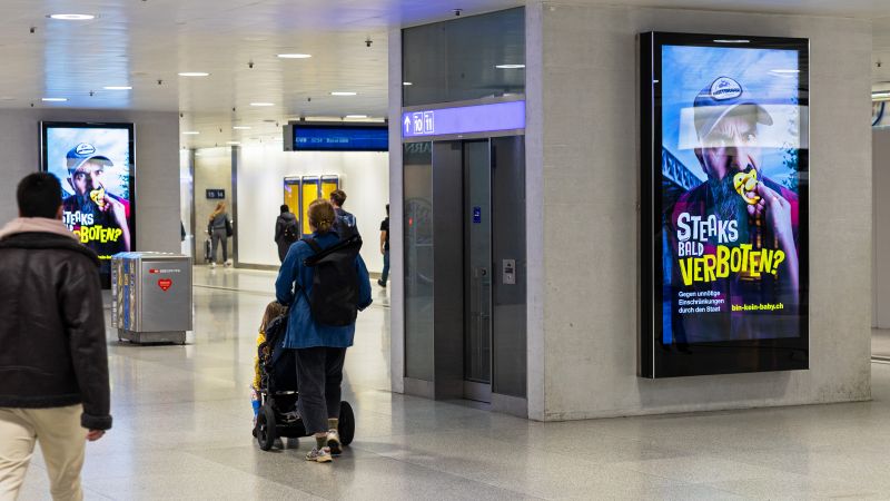 elektronische Plakatwand mit dem «Nuggikampagne»-Plakat im Zürcher Hauptbahnhof
