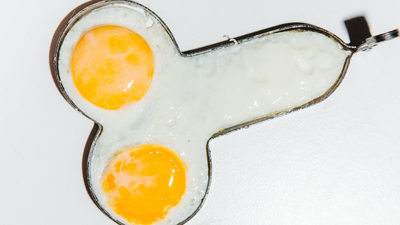 Symbolbild: Spiegeleier in Form eines Penis mit Hoden