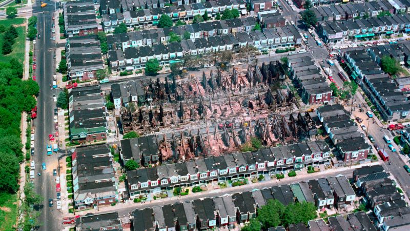 Sympathisant:innen liefern im Januar 1978 Feuerholz in das belagerte Move-Haus in der Osage Avenue. 