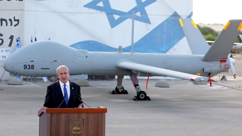  Israels Premier Benjamin Netanjahu vor einer Hermes 900.