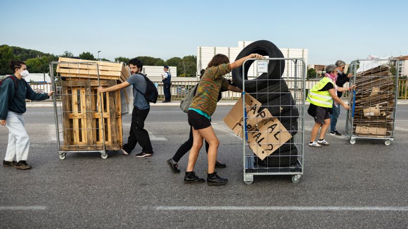 Personen transportieren Material für eine Barrikade