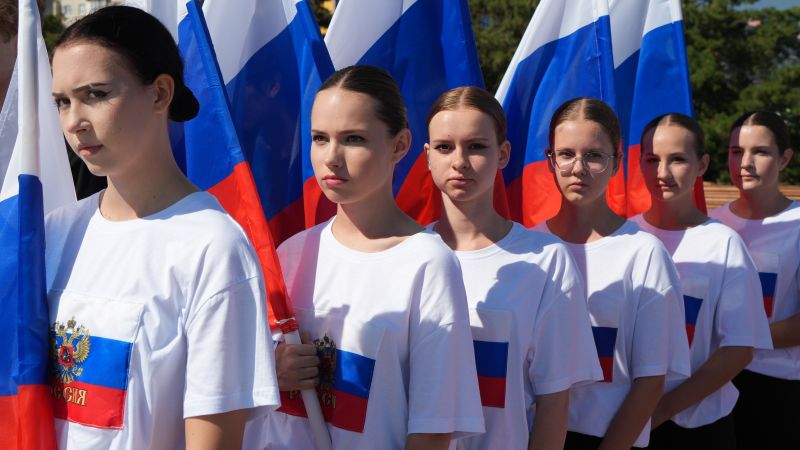 Ukrainische Schülerinnen am ­russischen «Tag der Flagge» im besetzten Mariupol