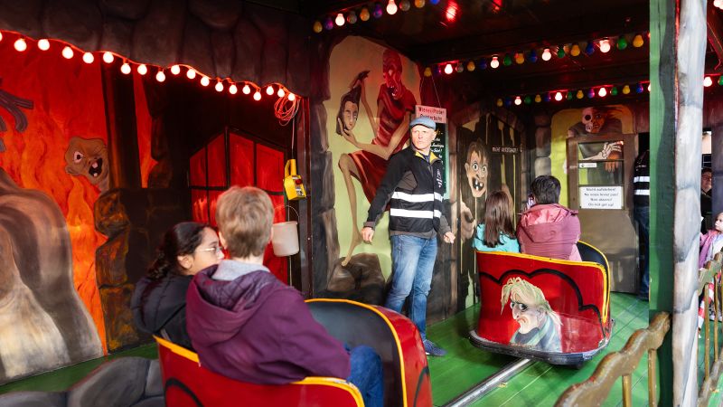 Geisterbahnretter Patrick Bachmann am Start  der Wiener-Prater-Bahn