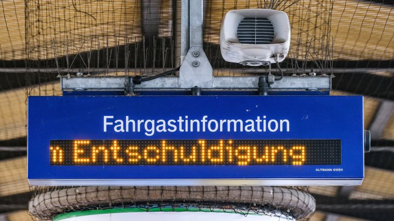 Anzeigetafel im Düsseldorfer Hauptbahnhof. 