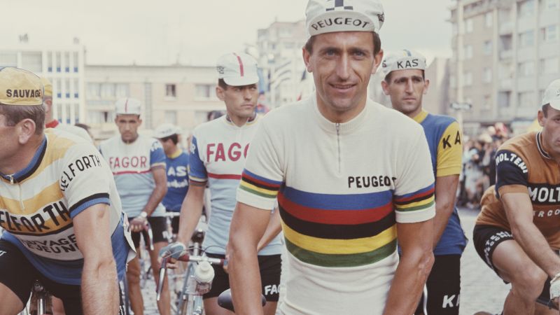 der englische Radrennfahrer Tom Simpson mit weiteren Radrennfahrern