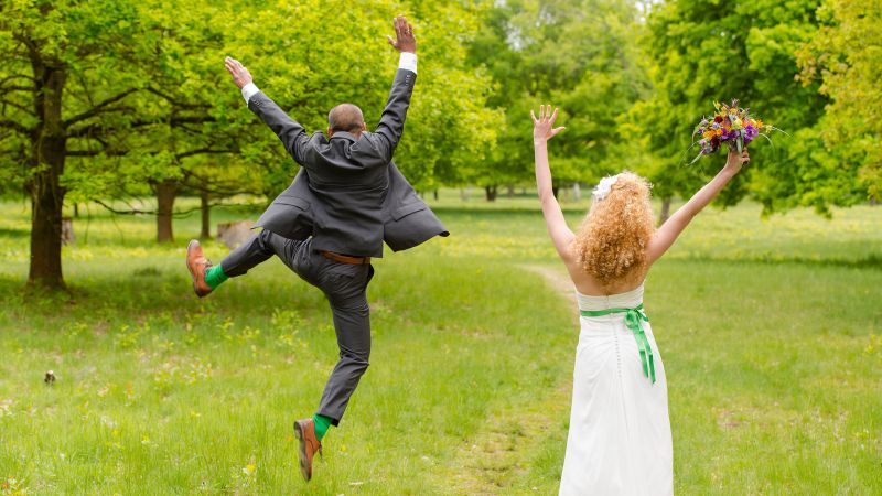 Symbol-Bild: ein Hochzeits-Paar springt in die Luft