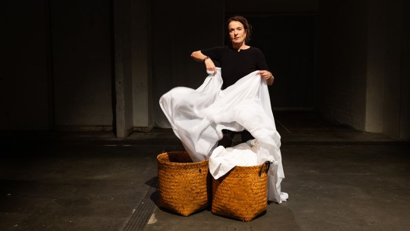 Theatermacherin Anina Jendreyko zieht zwei Tücher aus Bastkörben