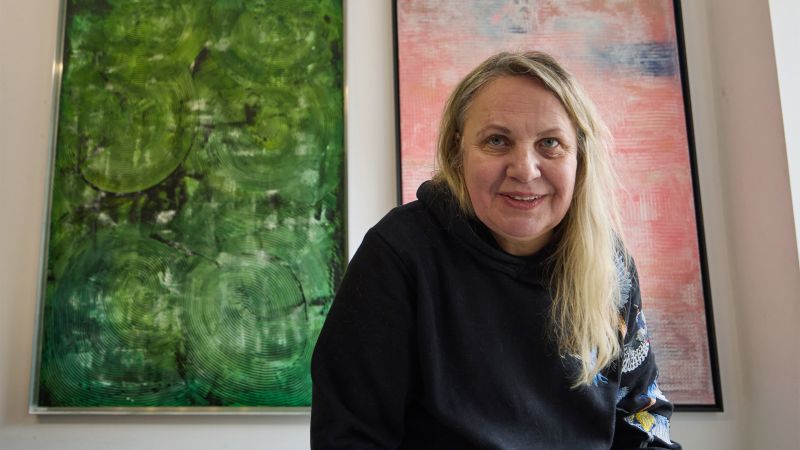 Antonina Denisiuc mit zwei ihrer Gemälde