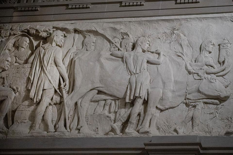 Bildhauerei an einer Wand im Bundeshaus