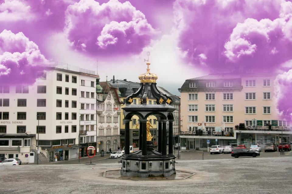 Fotomontage: violette Wolken über dem Klosterplatz von Einsiedeln