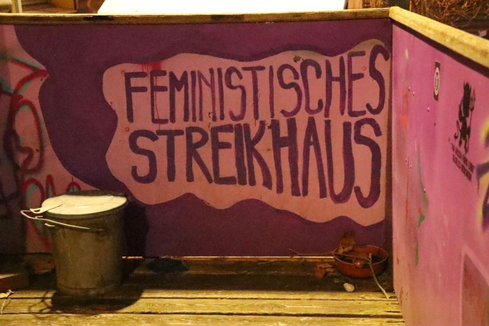 bunter Schriftzug auf dem Balkon des Streikhaus