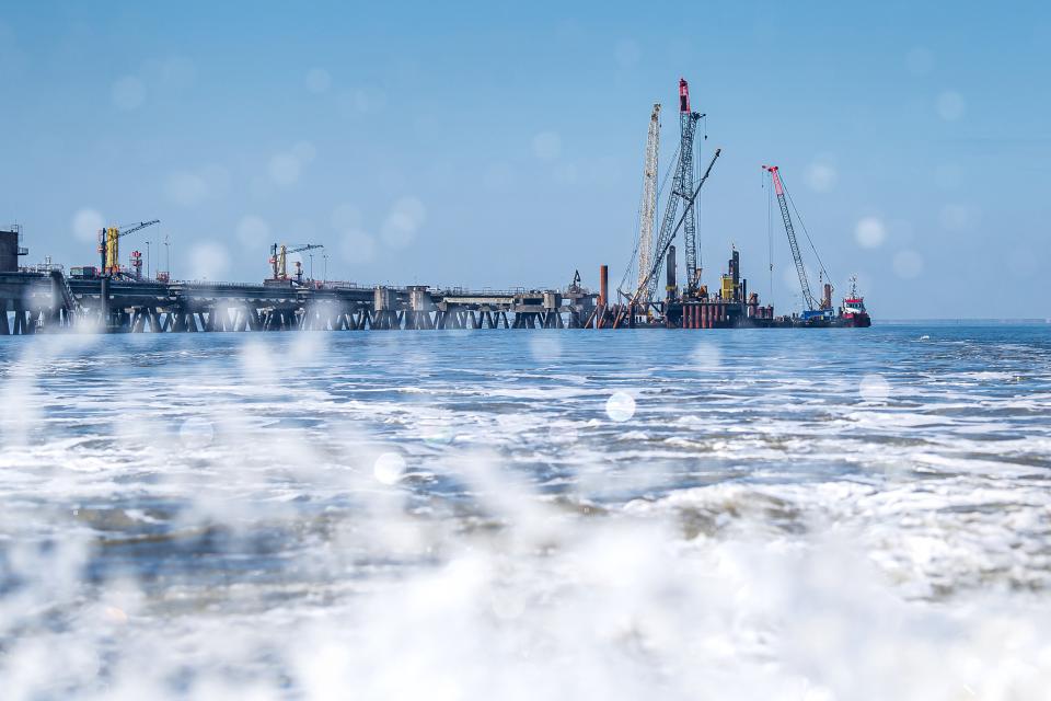 Bau eines Flüssiggasterminal in Wilhelmshaven an der deutschen Nordseeküste