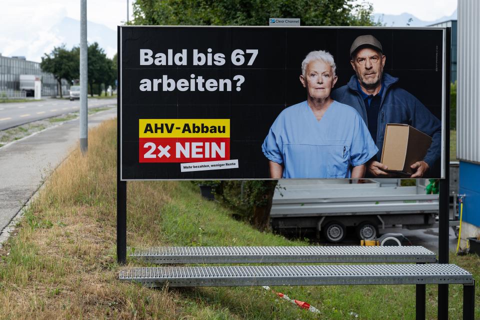 Plakat zu den AHV-Abstimmungen an einem Strassenrand