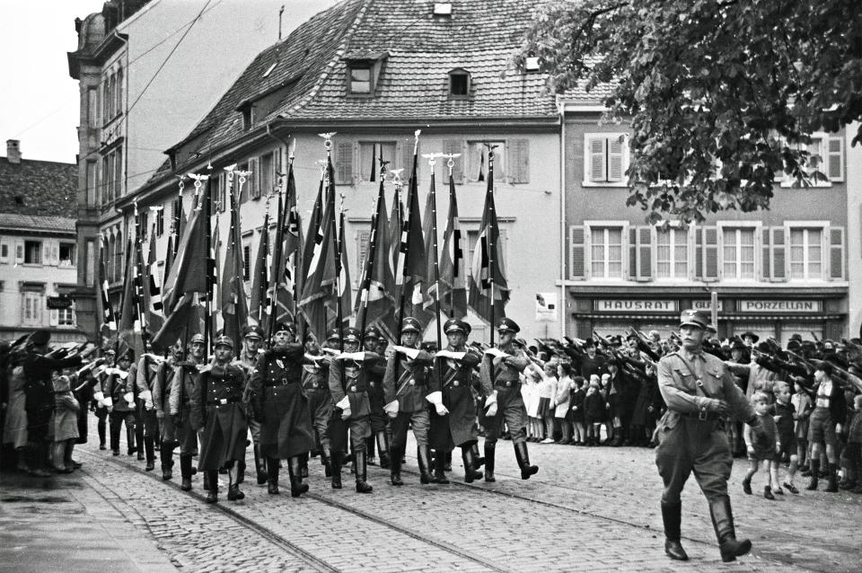 Aufmarsch von Nationalsozialisten in der Lörracher Innenstadt, 1938