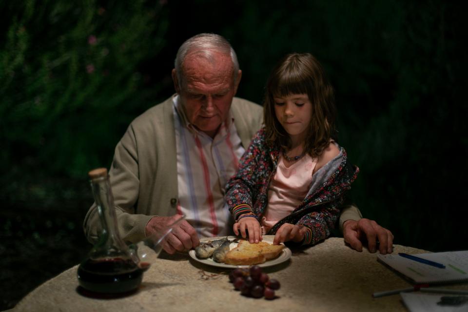 Filmstill aus dem Film «Alcarràs»: Ein alter Mann und ein Kind essen gemeinsam aus einem Teller