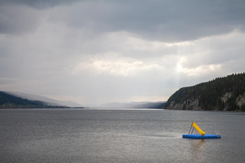 Lac de Joux in der Waad, im Vordergrund eine Badeplattform