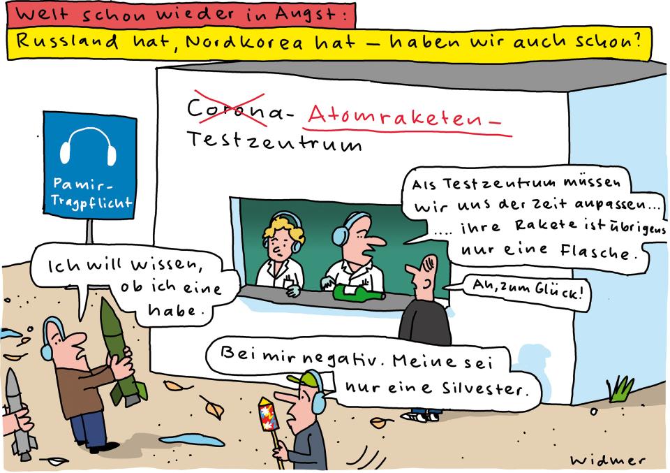 Cartoon von Ruedi Widmer, Legende: Welt schon wieder in Angst: Russland hat, Nordkorea hat – haben wir auch schon? Zu sehen: Personen vor einem Haus mit der Aufschrift «Atomraketen-Testzentrum». Daneben ein Schild Pamir-Pflicht.