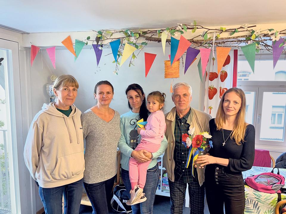 Olena Medianik, Iryna Petrychko, Tetiana Kleba mit Tochter, Oleh Sitiaschenko und Maryna Medianik im St. Galler Solidaritätshaus